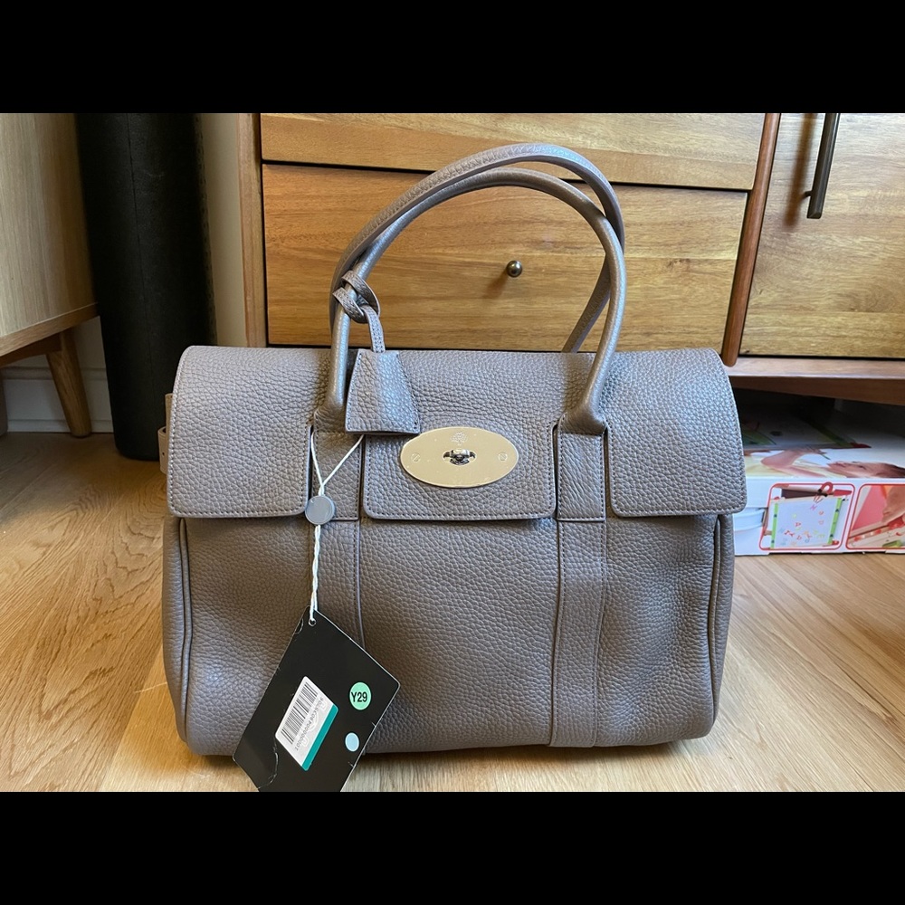 NWT: Mulberry Bayswater handbag in Mushroom (Grey-beige) Natural Grain Leather.